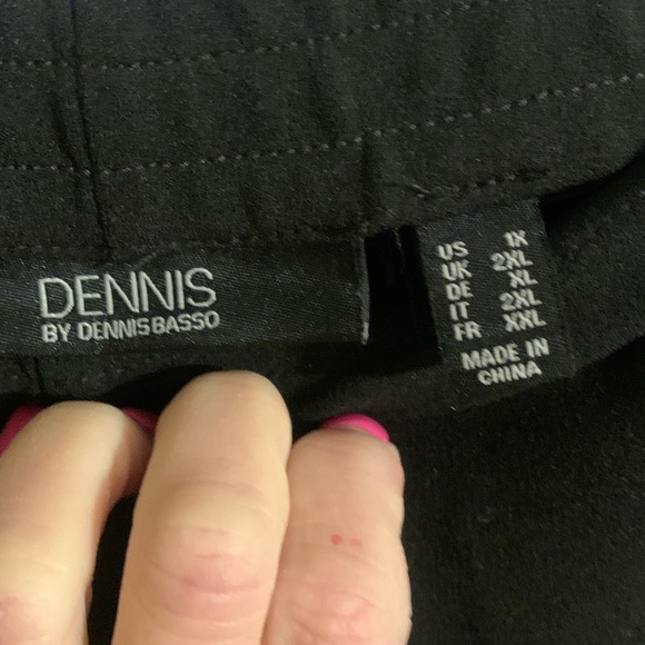 DENNIS BASSO  Mid Calf Capris Black Size 1X. EUC. With Gold Grommets. - Picture 2 of 2